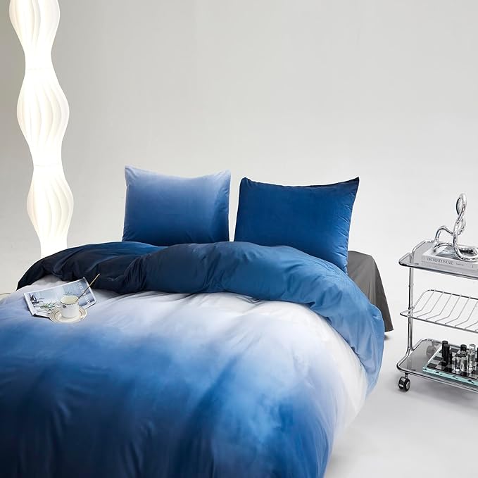Wellboo Gradient Blue Velvet Comforter Full Fluffy Blue White Bedding Comforters Women Men Ocean Sea Blue Velvet Quilts Modern White and Sky Blue Gradient Flannel Bed Abstract Art Watercolor Comforter